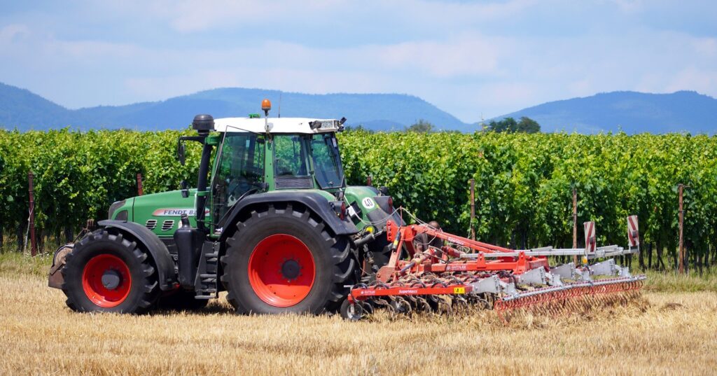 Traktor auf einem Feld