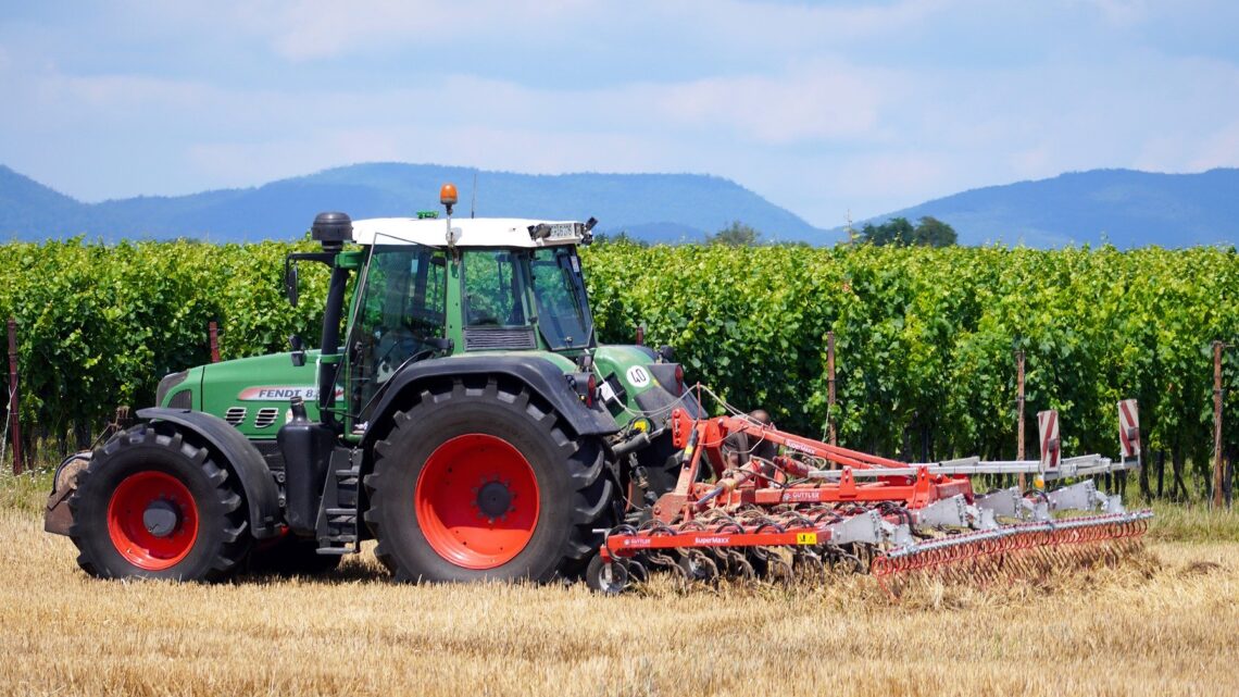 Traktor auf einem Feld