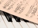 Keyboard lernen für Anfänger. Ein Keyboard mit Notenblatt