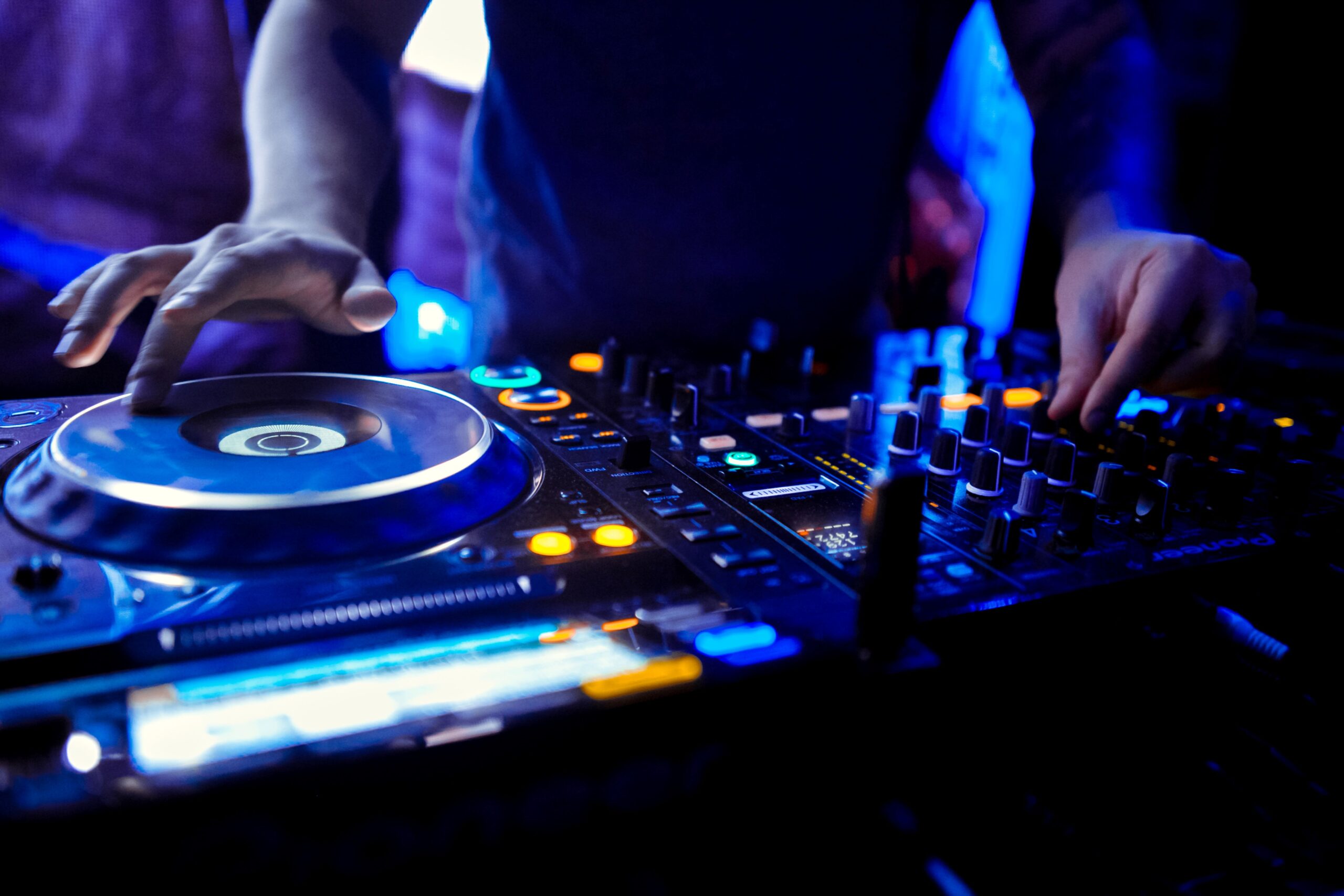 Nahaufnahme eines DJs