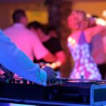 Ein DJ und Gäste tanzen