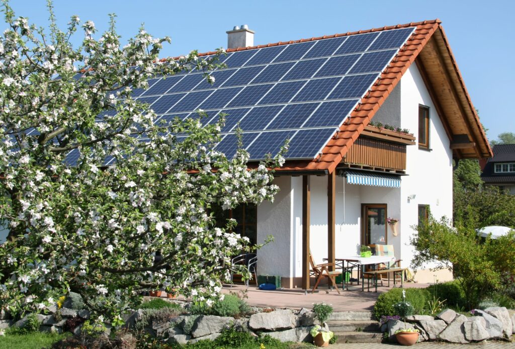 Einfamilienhaus mit Photovoltaikanlage auf dem Dach