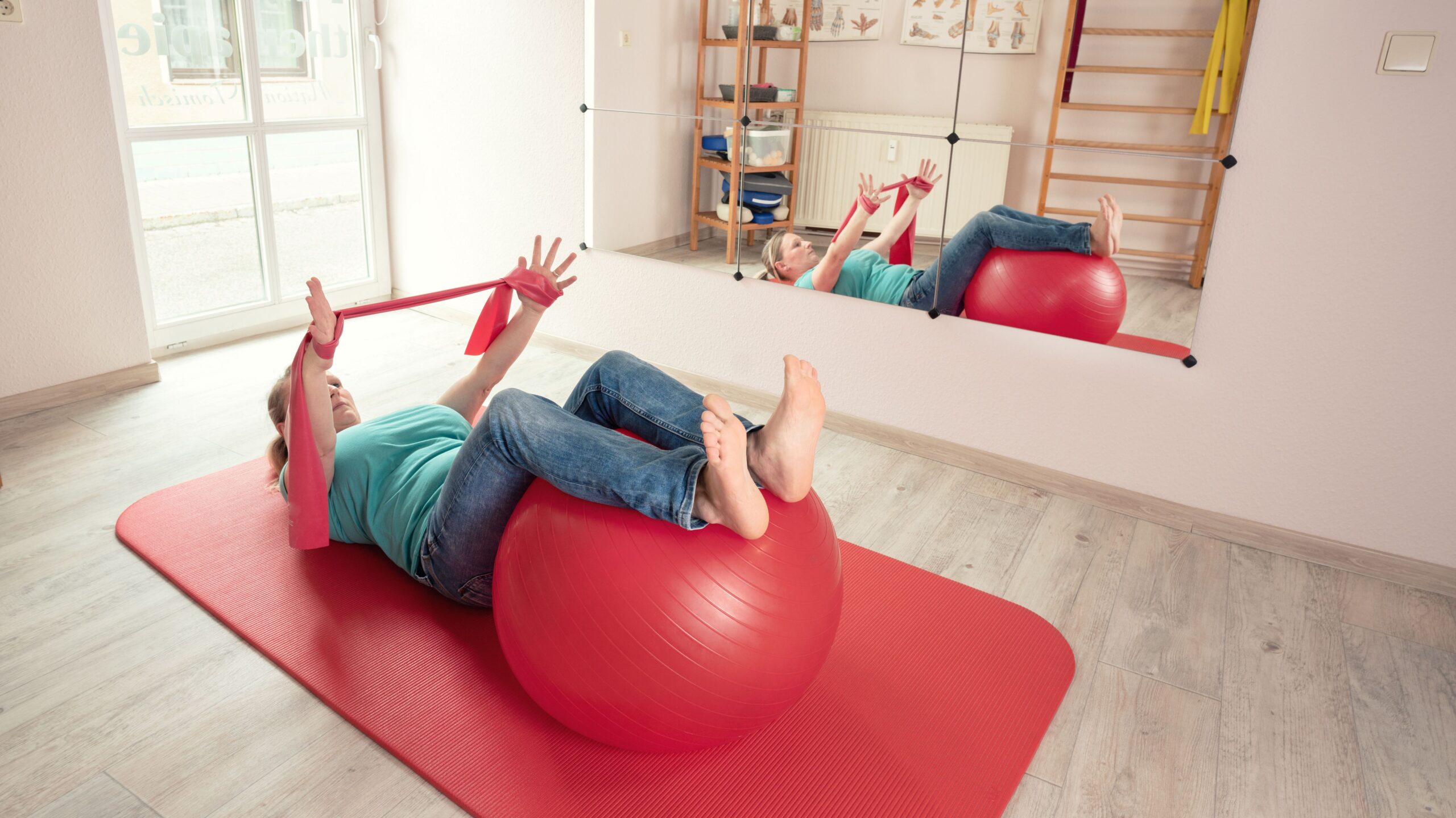 Sprossenwand_Praxiseinrichtung_Physiotherapie.