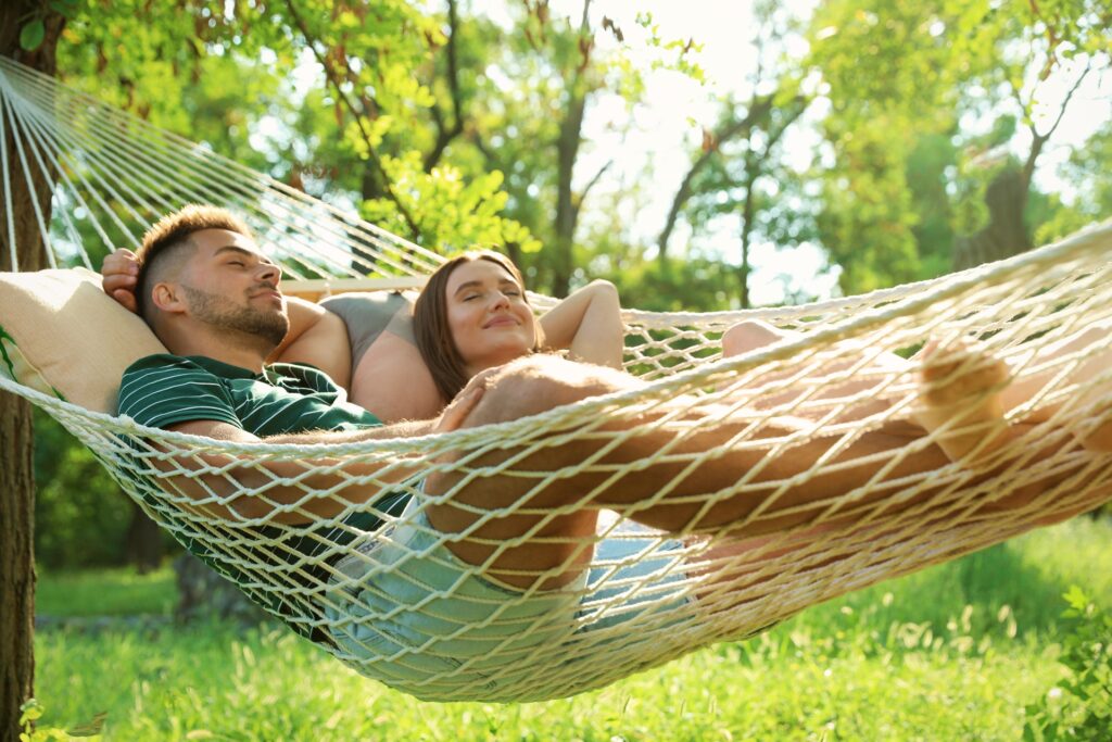 Paar entspannt im Garten – Meisenknoedel in Umgebung