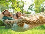 Paar entspannt im Garten – Meisenknoedel in Umgebung