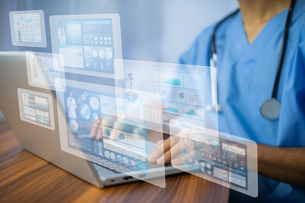 Arzt nutzt Laptop mit virtuellen Gesundheitsdaten – Darstellung digitaler PMCF-Analysen fuer Medizinprodukte