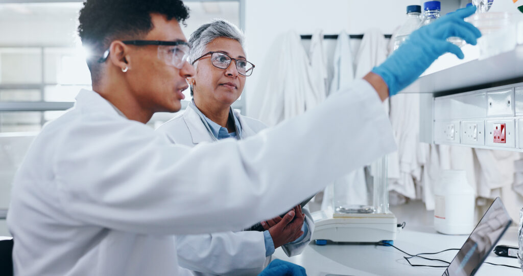 Zwei Forschende im Labor analysieren Proben – Symbol fuer PMCF und kontinuierliche Produktbewertung im Medizinbereich