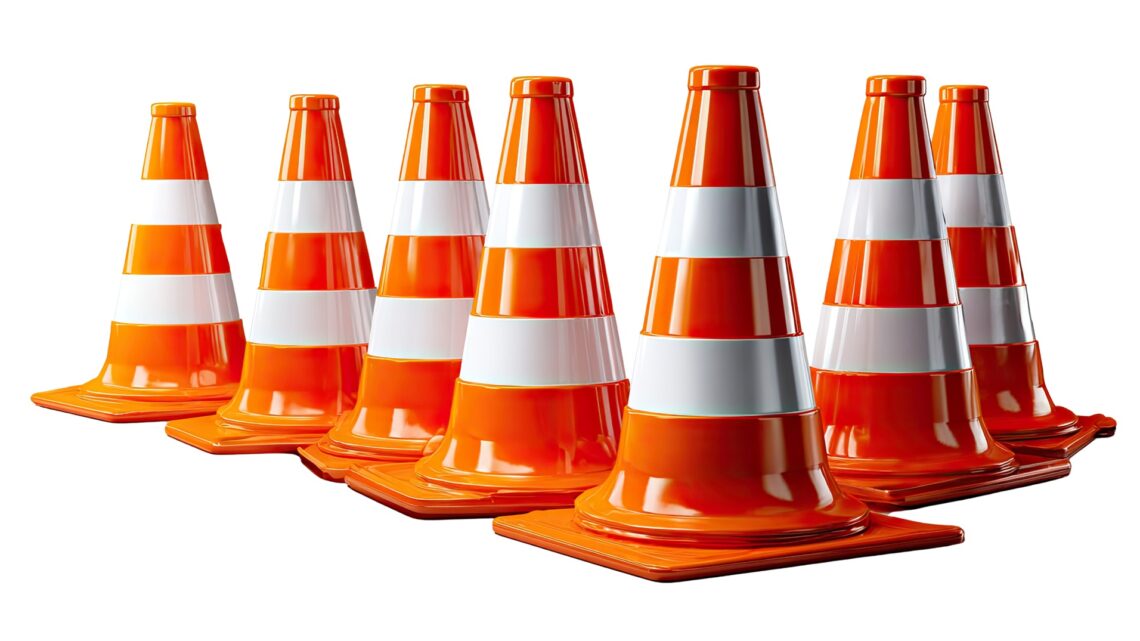 Mehrere orangefarbene Verkehrskegel in Reihe | Faltsignale