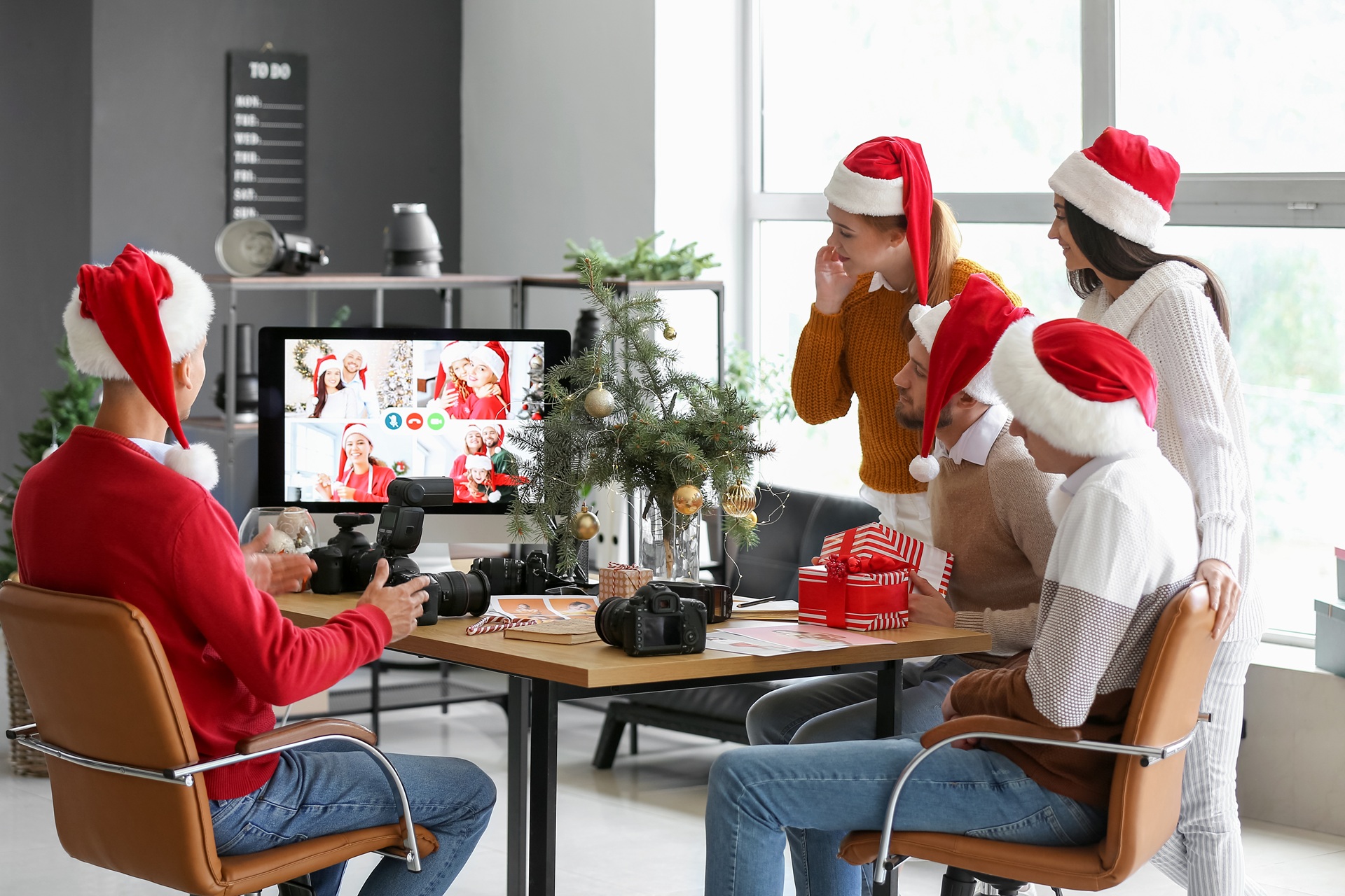 Team feiert virtuelle Weihnachtsfeier mit Deko und Geschenken | Zauberer Firmenfeier